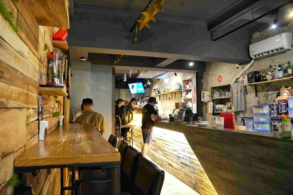 【台北美食】獨角落 Dobar 北車店,氣氛超棒的沙發酒吧,平假日歌手駐唱,調酒必喝,義大利麵和水餃便宜美味 - 第8張圖