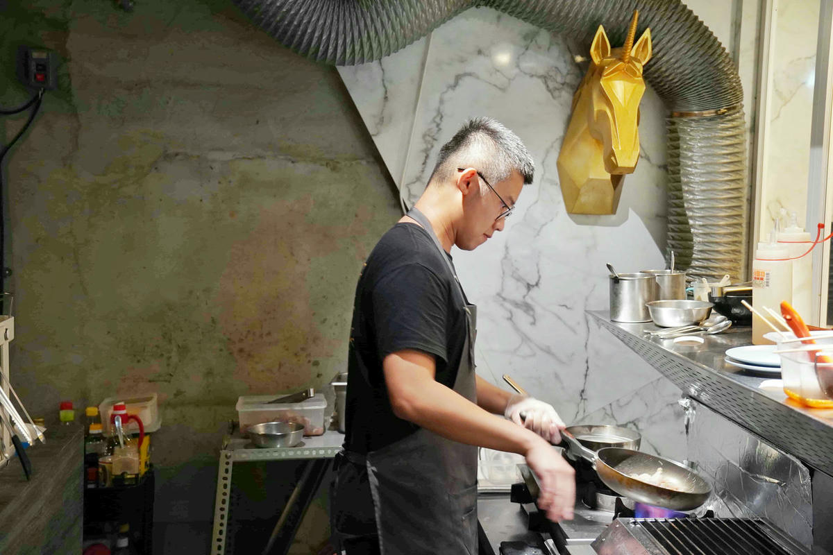 【台北美食】獨角落 Dobar 北車店,氣氛超棒的沙發酒吧,平假日歌手駐唱,調酒必喝,義大利麵和水餃便宜美味 - 第7張圖