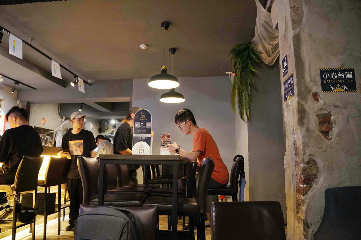 【台北美食】獨角落 Dobar 北車店,氣氛超棒的沙發酒吧,平假日歌手駐唱,調酒必喝,義大利麵和水餃便宜美味 - 第10張圖