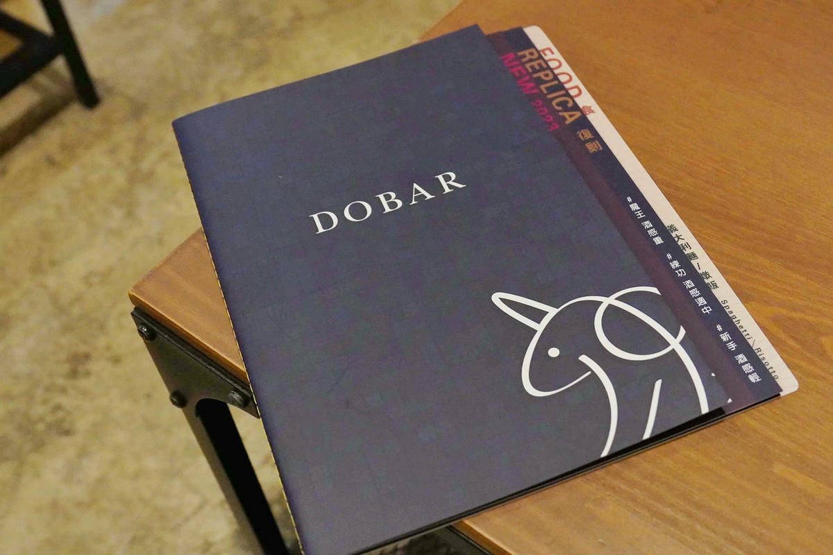 【台北美食】獨角落 Dobar 北車店,氣氛超棒的沙發酒吧,平假日歌手駐唱,調酒必喝,義大利麵和水餃便宜美味 - 第16張圖