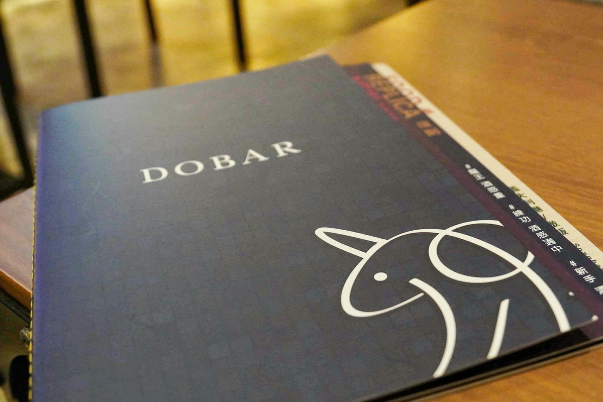【台北美食】獨角落 Dobar 北車店,氣氛超棒的沙發酒吧,平假日歌手駐唱,調酒必喝,義大利麵和水餃便宜美味 - 第17張圖
