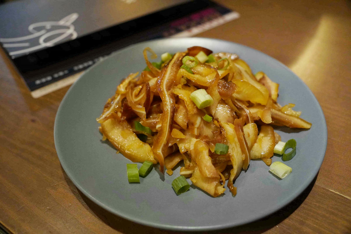 【台北美食】獨角落 Dobar 北車店,氣氛超棒的沙發酒吧,平假日歌手駐唱,調酒必喝,義大利麵和水餃便宜美味 - 第27張圖