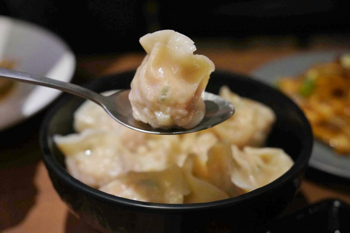 【台北美食】獨角落 Dobar 北車店,氣氛超棒的沙發酒吧,平假日歌手駐唱,調酒必喝,義大利麵和水餃便宜美味 - 第32張圖