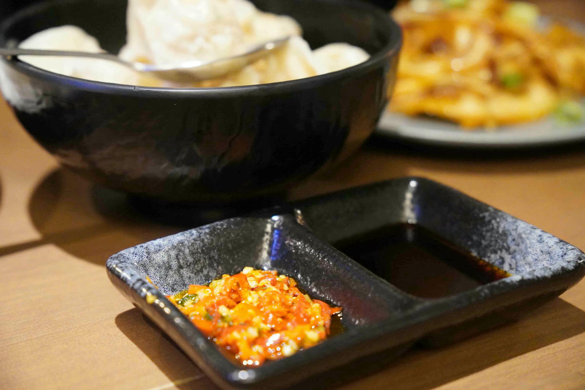 【台北美食】獨角落 Dobar 北車店,氣氛超棒的沙發酒吧,平假日歌手駐唱,調酒必喝,義大利麵和水餃便宜美味 - 第34張圖