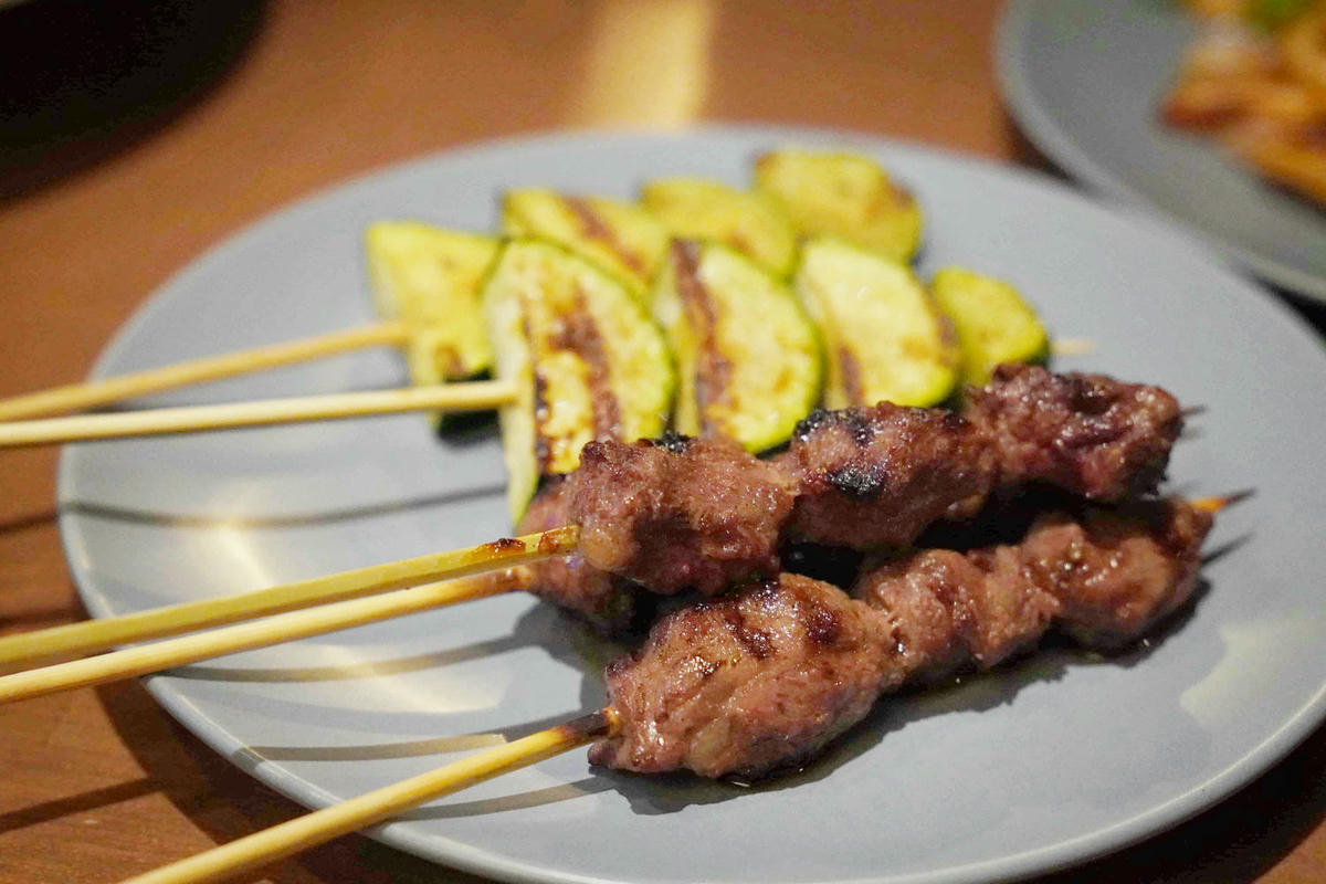 【台北美食】獨角落 Dobar 北車店,氣氛超棒的沙發酒吧,平假日歌手駐唱,調酒必喝,義大利麵和水餃便宜美味 - 第30張圖