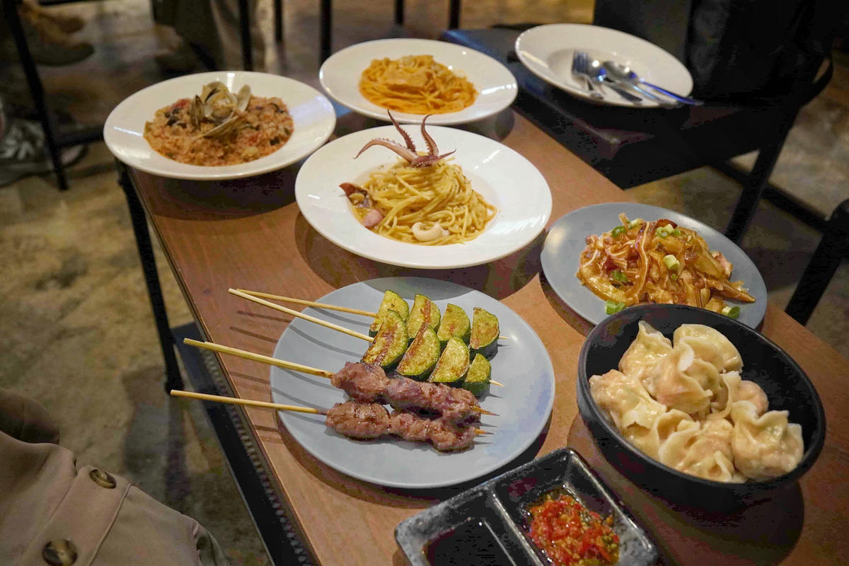 【台北美食】獨角落 Dobar 北車店,氣氛超棒的沙發酒吧,平假日歌手駐唱,調酒必喝,義大利麵和水餃便宜美味 - 第26張圖