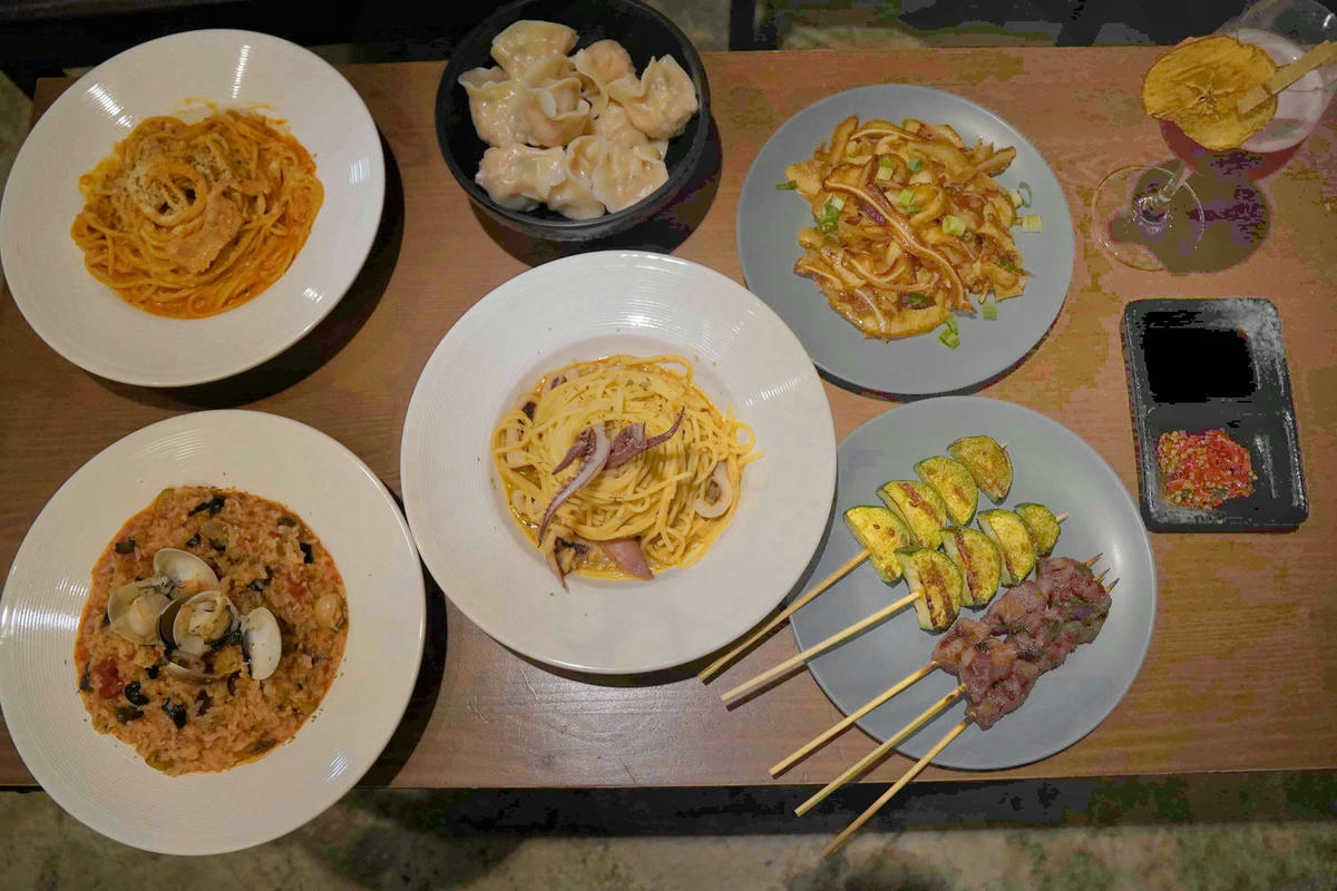 【台北美食】獨角落 Dobar 北車店,氣氛超棒的沙發酒吧,平假日歌手駐唱,調酒必喝,義大利麵和水餃便宜美味 - 第61張圖