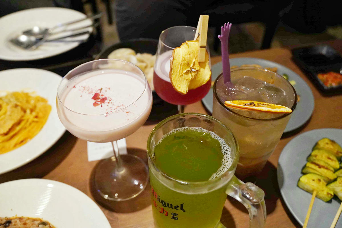 【台北美食】獨角落 Dobar 北車店,氣氛超棒的沙發酒吧,平假日歌手駐唱,調酒必喝,義大利麵和水餃便宜美味 - 第2張圖