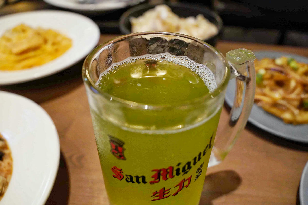 【台北美食】獨角落 Dobar 北車店,氣氛超棒的沙發酒吧,平假日歌手駐唱,調酒必喝,義大利麵和水餃便宜美味 - 第49張圖