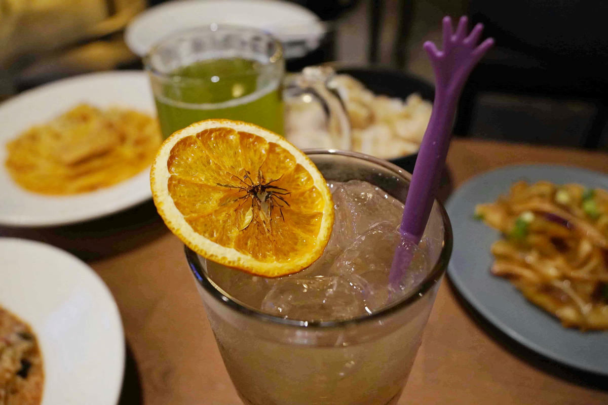 【台北美食】獨角落 Dobar 北車店,氣氛超棒的沙發酒吧,平假日歌手駐唱,調酒必喝,義大利麵和水餃便宜美味 - 第51張圖