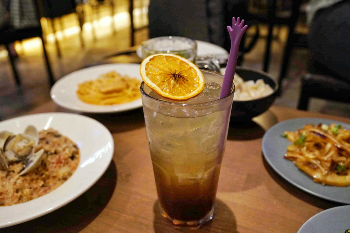 【台北美食】獨角落 Dobar 北車店,氣氛超棒的沙發酒吧,平假日歌手駐唱,調酒必喝,義大利麵和水餃便宜美味 - 第50張圖