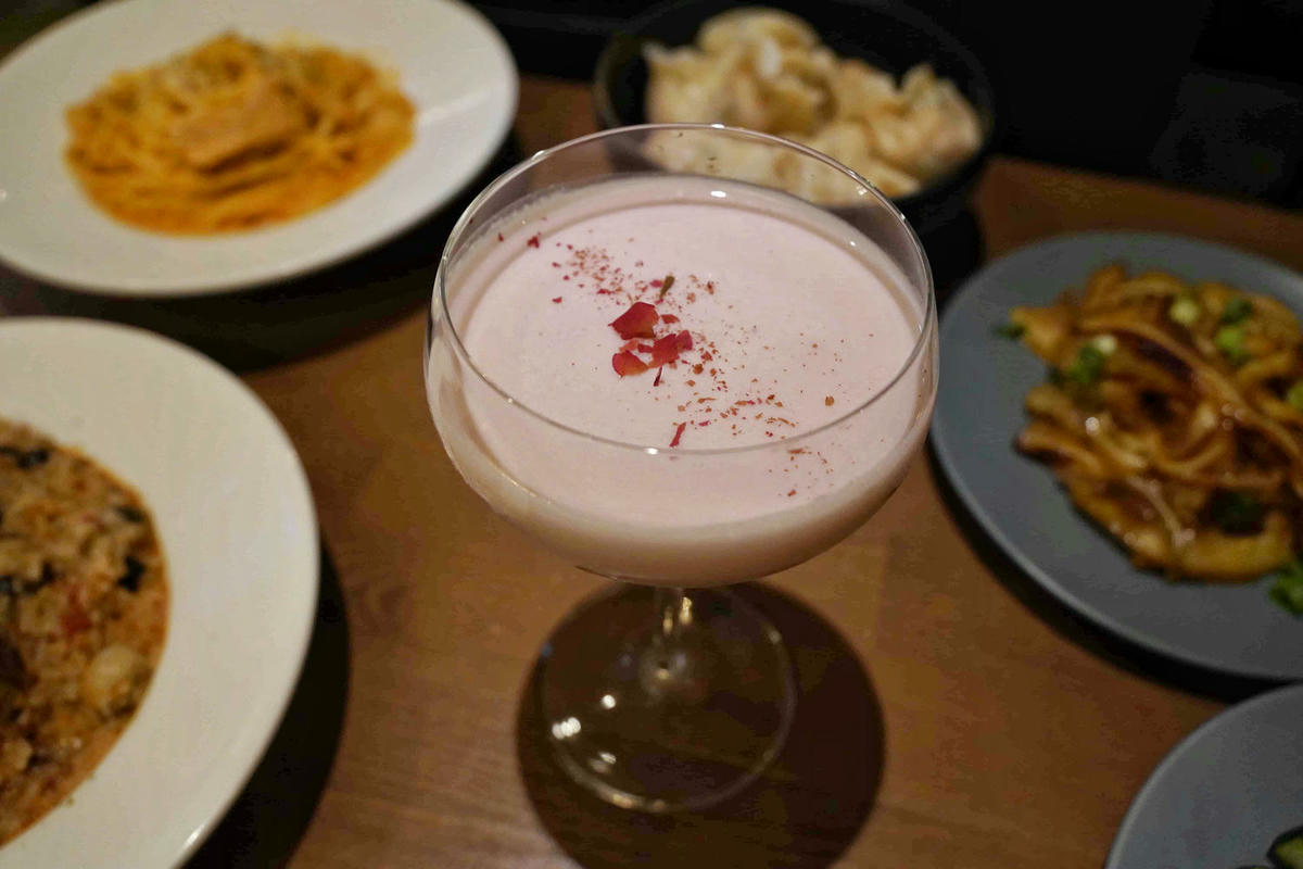 【台北美食】獨角落 Dobar 北車店,氣氛超棒的沙發酒吧,平假日歌手駐唱,調酒必喝,義大利麵和水餃便宜美味 - 第44張圖