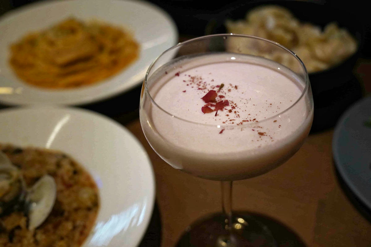 【台北美食】獨角落 Dobar 北車店,氣氛超棒的沙發酒吧,平假日歌手駐唱,調酒必喝,義大利麵和水餃便宜美味 - 第45張圖