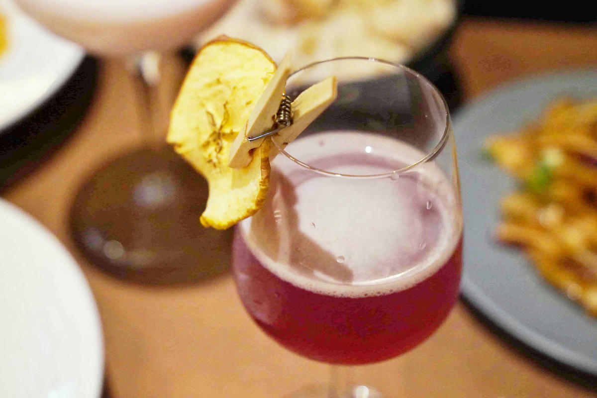 【台北美食】獨角落 Dobar 北車店,氣氛超棒的沙發酒吧,平假日歌手駐唱,調酒必喝,義大利麵和水餃便宜美味 - 第47張圖