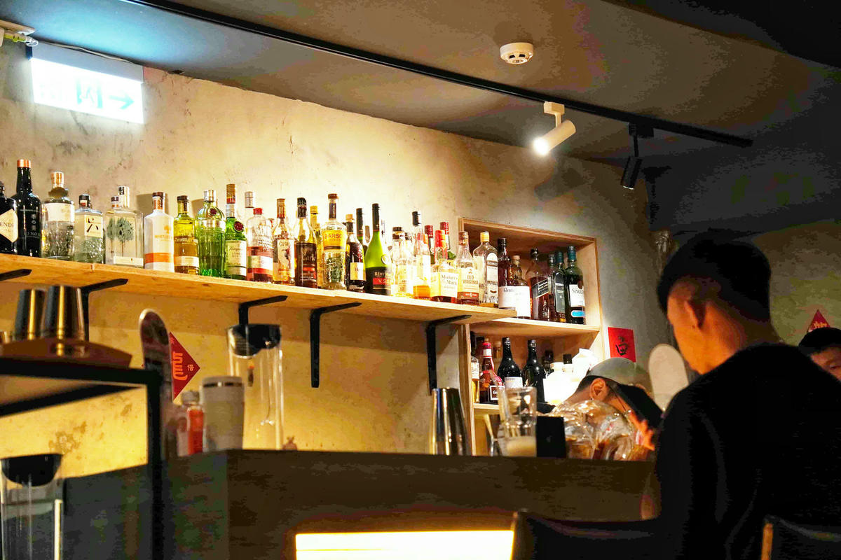 【台北美食】獨角落 Dobar 北車店,氣氛超棒的沙發酒吧,平假日歌手駐唱,調酒必喝,義大利麵和水餃便宜美味 - 第13張圖