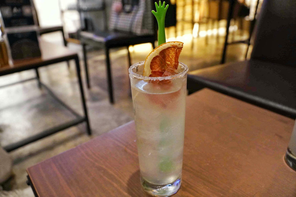 【台北美食】獨角落 Dobar 北車店,氣氛超棒的沙發酒吧,平假日歌手駐唱,調酒必喝,義大利麵和水餃便宜美味 - 第54張圖