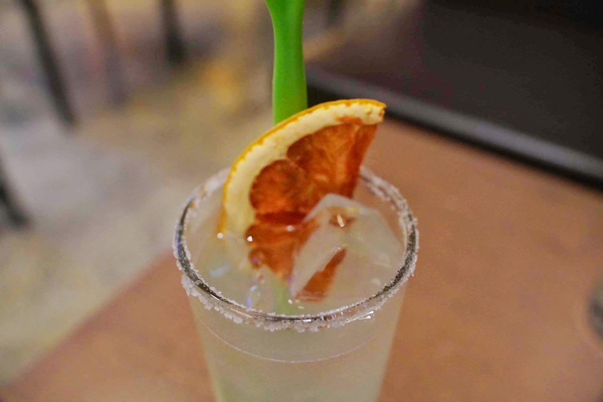 【台北美食】獨角落 Dobar 北車店,氣氛超棒的沙發酒吧,平假日歌手駐唱,調酒必喝,義大利麵和水餃便宜美味 - 第55張圖
