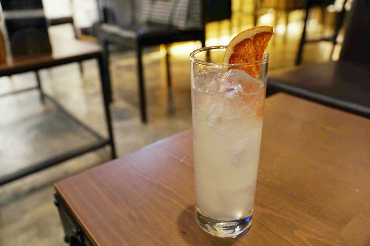 【台北美食】獨角落 Dobar 北車店,氣氛超棒的沙發酒吧,平假日歌手駐唱,調酒必喝,義大利麵和水餃便宜美味 - 第56張圖