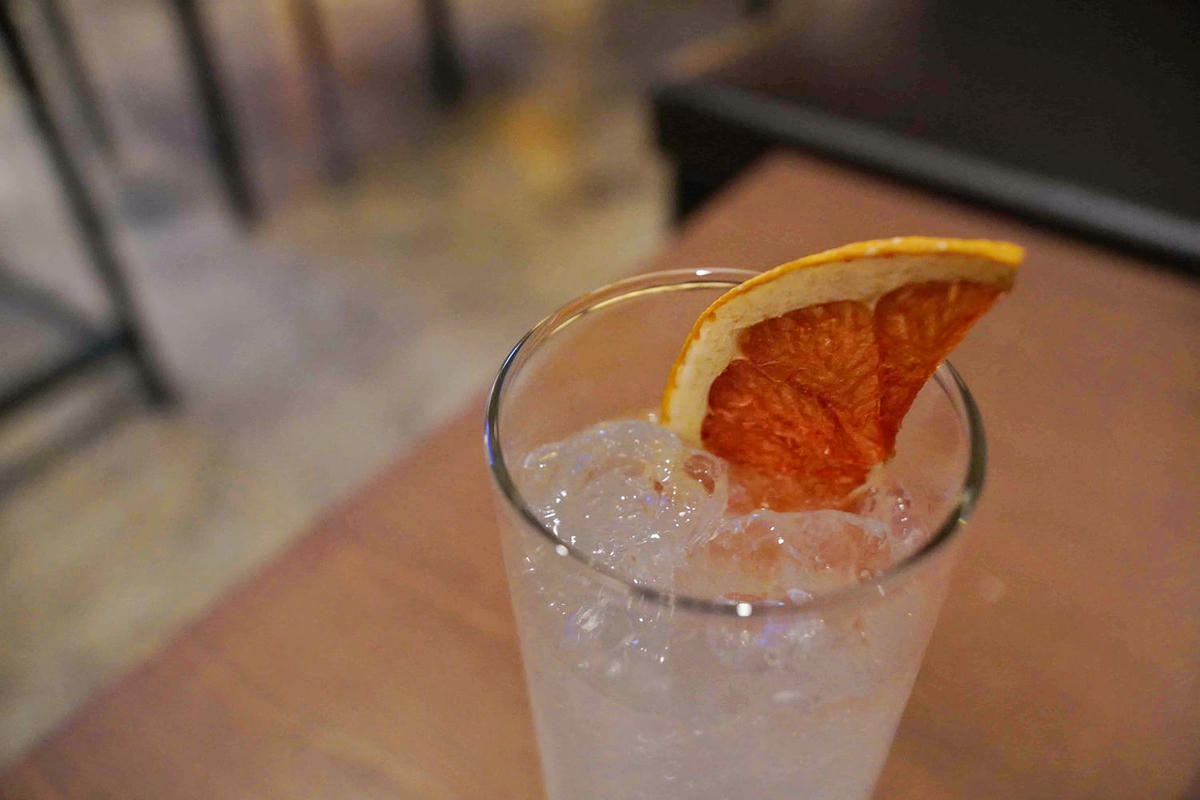 【台北美食】獨角落 Dobar 北車店,氣氛超棒的沙發酒吧,平假日歌手駐唱,調酒必喝,義大利麵和水餃便宜美味 - 第57張圖