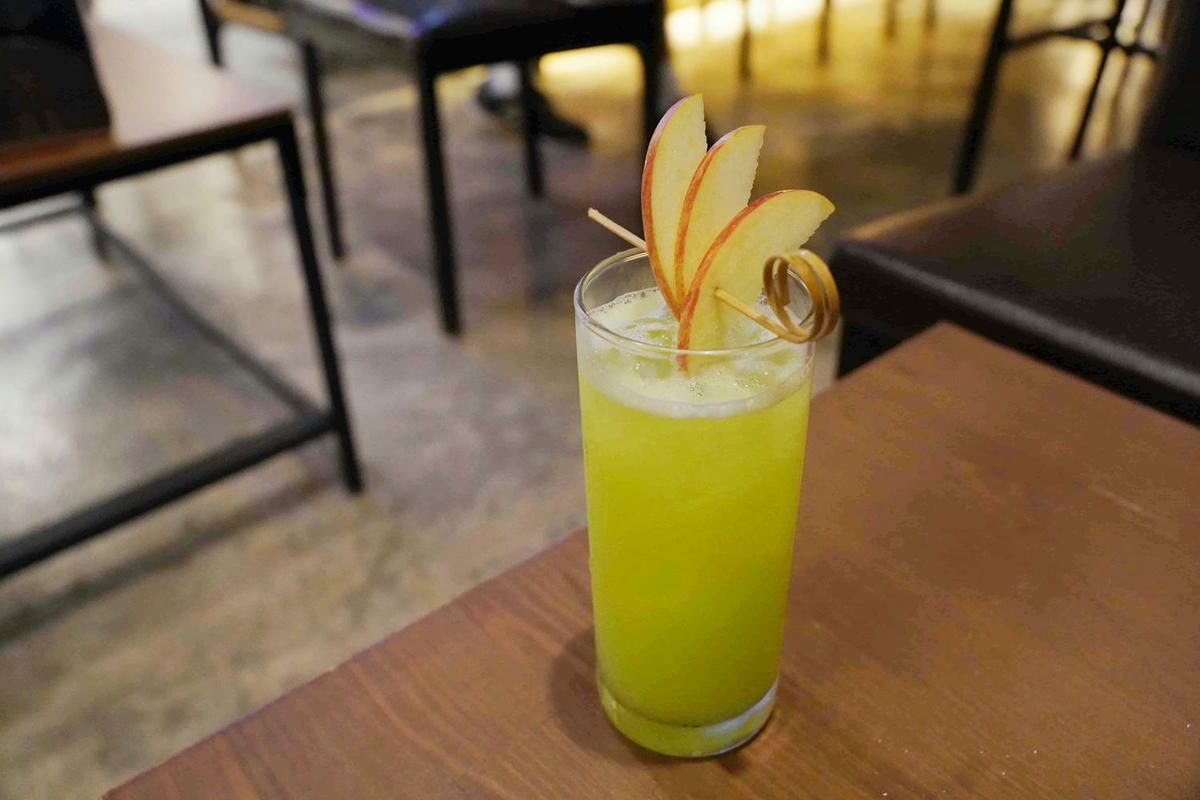 【台北美食】獨角落 Dobar 北車店,氣氛超棒的沙發酒吧,平假日歌手駐唱,調酒必喝,義大利麵和水餃便宜美味 - 第58張圖