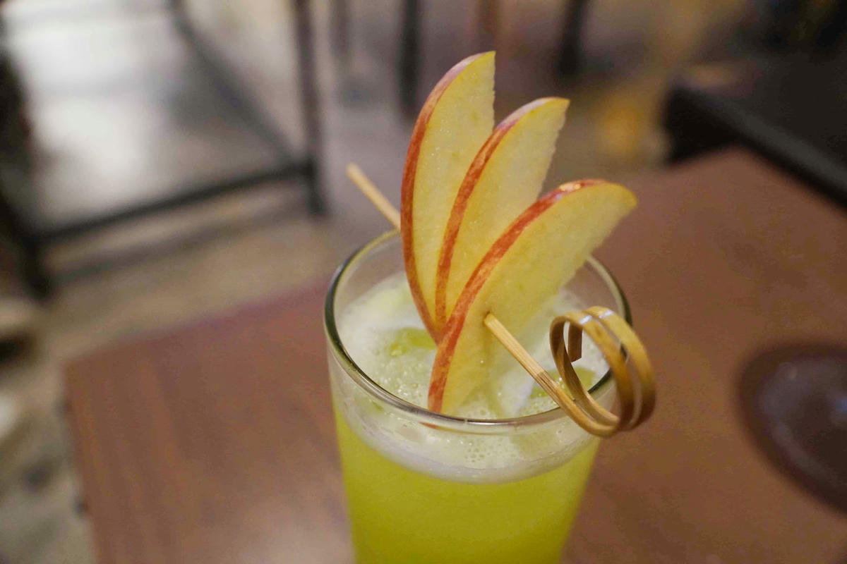 【台北美食】獨角落 Dobar 北車店,氣氛超棒的沙發酒吧,平假日歌手駐唱,調酒必喝,義大利麵和水餃便宜美味 - 第59張圖