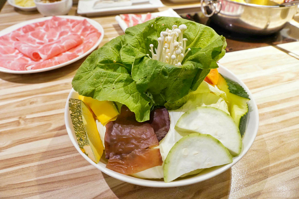 【台北美食】汆食作伙鍋中山店,近民權西站、晴光市場,台北火鍋推薦新選擇,用餐環境棒,食材新鮮,超強創意湯底,推薦麻辣鍋和鳳梨蛤蠣雞! - 第36張圖
