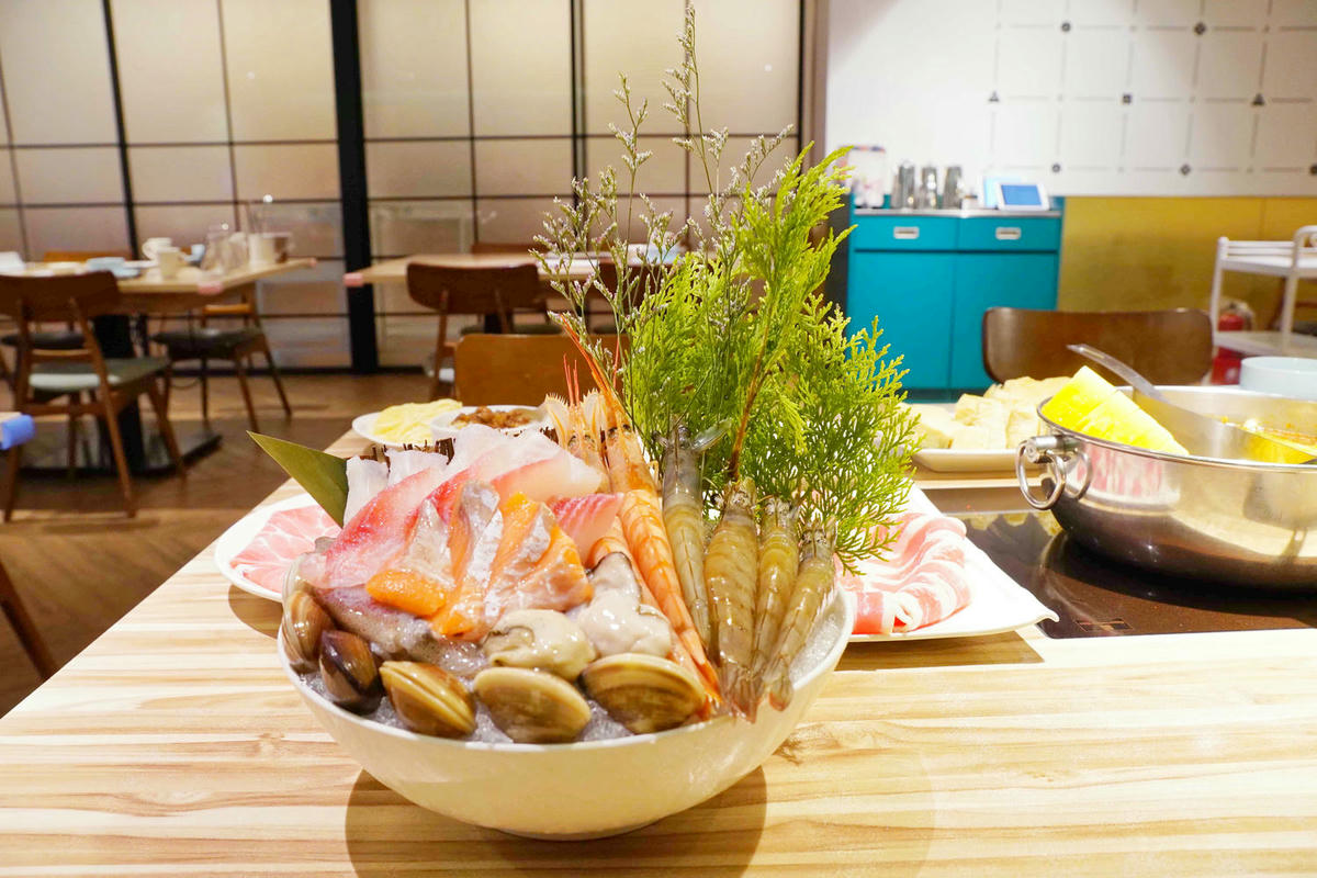 【台北美食】汆食作伙鍋中山店,近民權西站、晴光市場,台北火鍋推薦新選擇,用餐環境棒,食材新鮮,超強創意湯底,推薦麻辣鍋和鳳梨蛤蠣雞! - 第47張圖