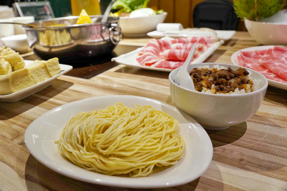 【台北美食】汆食作伙鍋中山店,近民權西站、晴光市場,台北火鍋推薦新選擇,用餐環境棒,食材新鮮,超強創意湯底,推薦麻辣鍋和鳳梨蛤蠣雞! - 第63張圖