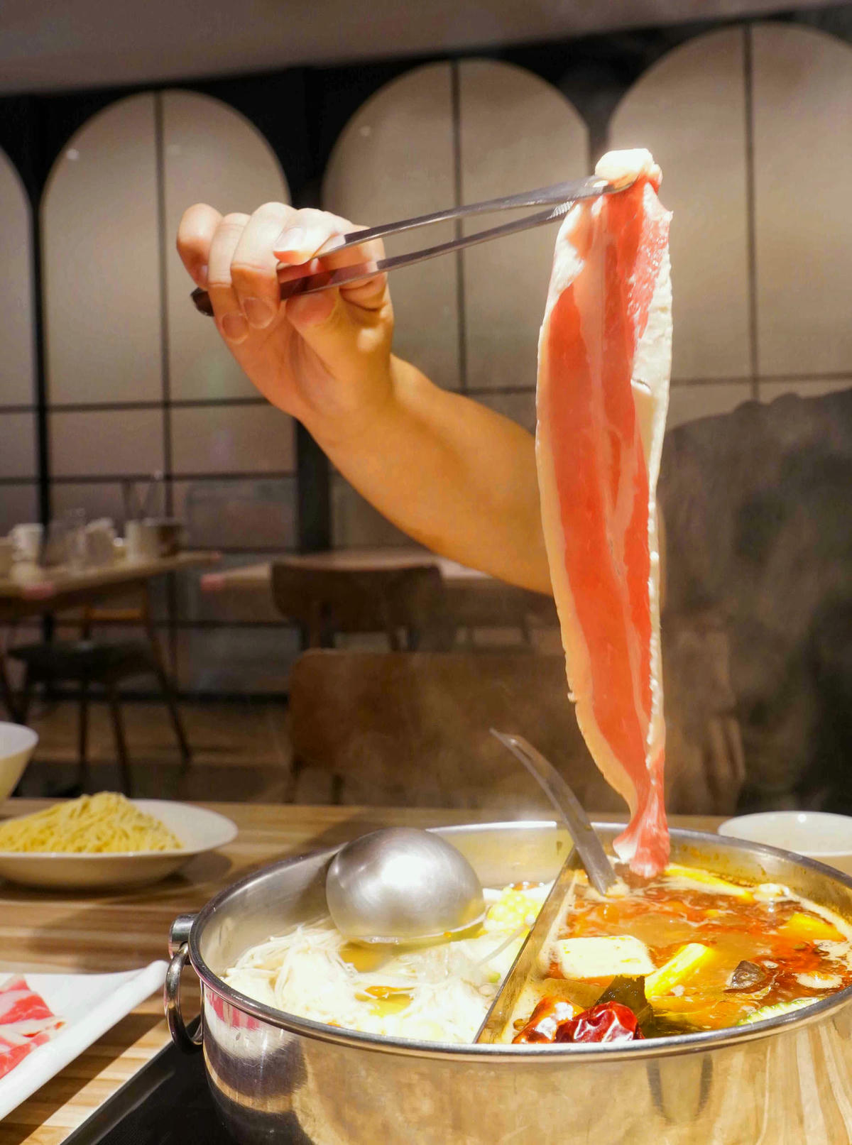 【台北美食】汆食作伙鍋中山店,近民權西站、晴光市場,台北火鍋推薦新選擇,用餐環境棒,食材新鮮,超強創意湯底,推薦麻辣鍋和鳳梨蛤蠣雞! - 第43張圖