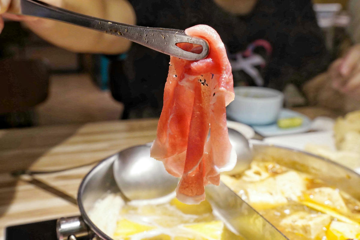 【台北美食】汆食作伙鍋中山店,近民權西站、晴光市場,台北火鍋推薦新選擇,用餐環境棒,食材新鮮,超強創意湯底,推薦麻辣鍋和鳳梨蛤蠣雞! - 第45張圖