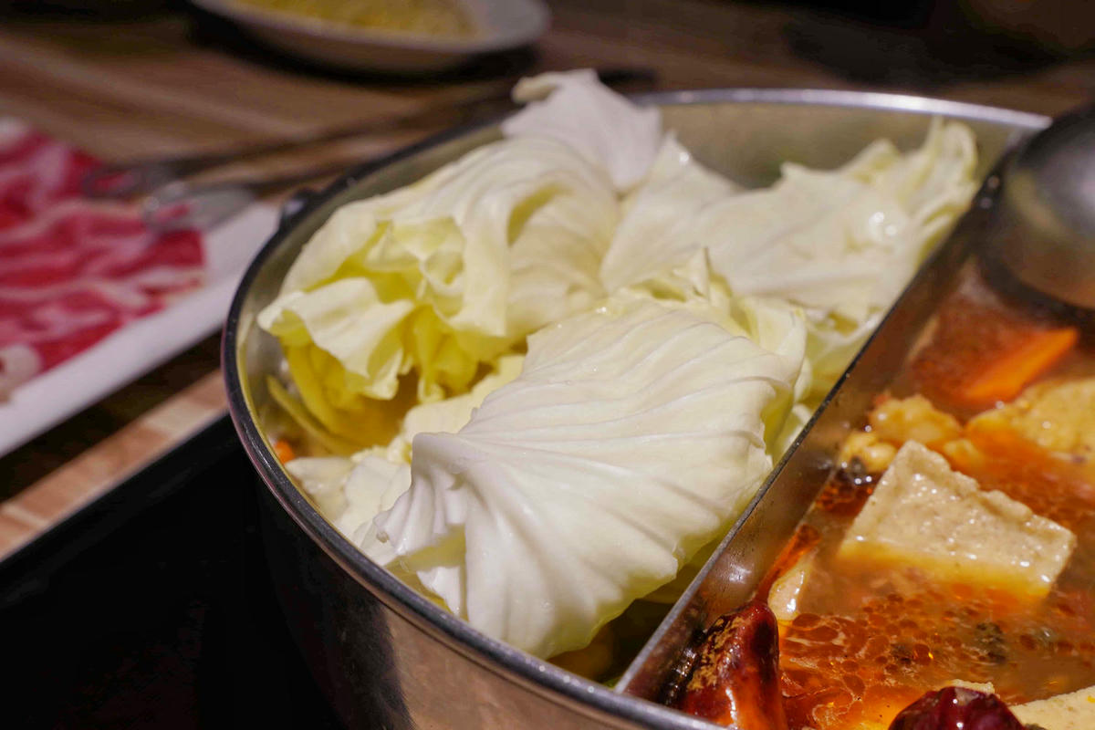 【台北美食】汆食作伙鍋中山店,近民權西站、晴光市場,台北火鍋推薦新選擇,用餐環境棒,食材新鮮,超強創意湯底,推薦麻辣鍋和鳳梨蛤蠣雞! - 第38張圖