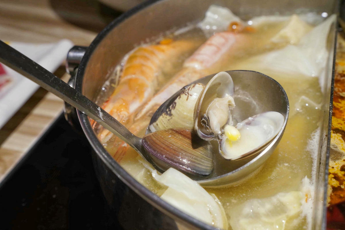 【台北美食】汆食作伙鍋中山店,近民權西站、晴光市場,台北火鍋推薦新選擇,用餐環境棒,食材新鮮,超強創意湯底,推薦麻辣鍋和鳳梨蛤蠣雞! - 第51張圖