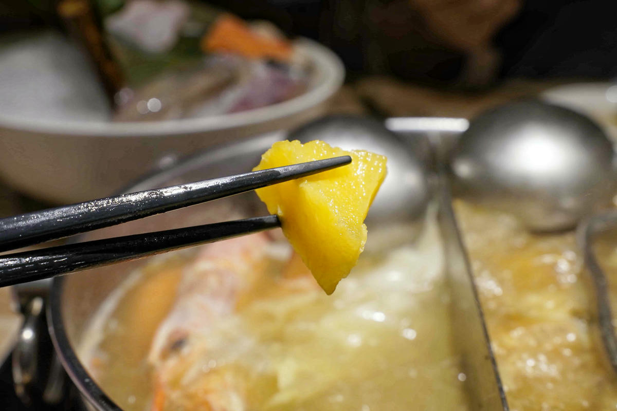 【台北美食】汆食作伙鍋中山店,近民權西站、晴光市場,台北火鍋推薦新選擇,用餐環境棒,食材新鮮,超強創意湯底,推薦麻辣鍋和鳳梨蛤蠣雞! - 第35張圖