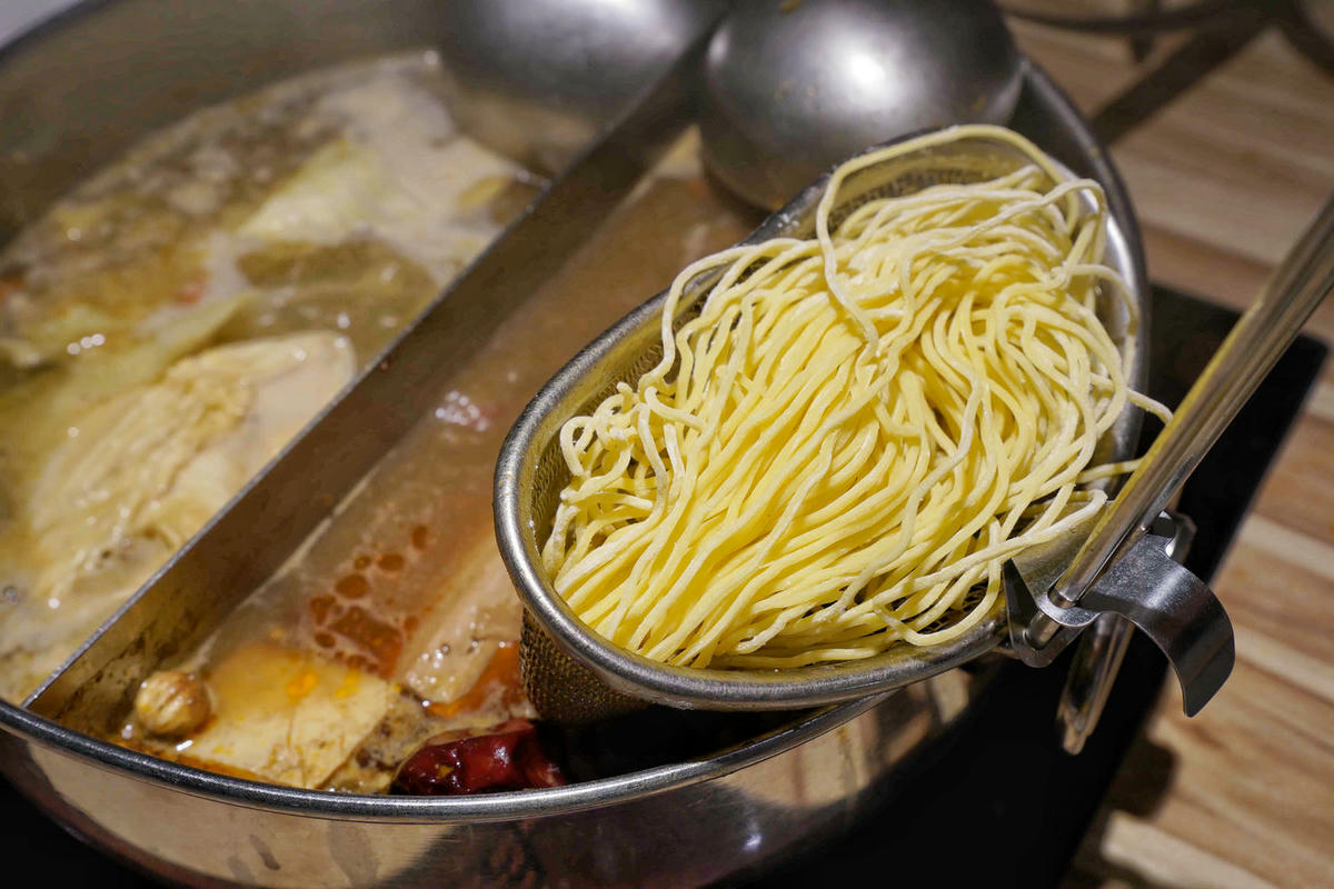 【台北美食】汆食作伙鍋中山店,近民權西站、晴光市場,台北火鍋推薦新選擇,用餐環境棒,食材新鮮,超強創意湯底,推薦麻辣鍋和鳳梨蛤蠣雞! - 第66張圖
