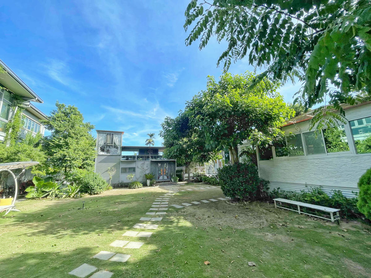【台南住宿】葉樹民宿 Leaf House,入住被陽光及綠意環繞的獨棟庭院,樹還長在房間裡,獨立草皮、寵物友善,D房型實住分享 - 第12張圖