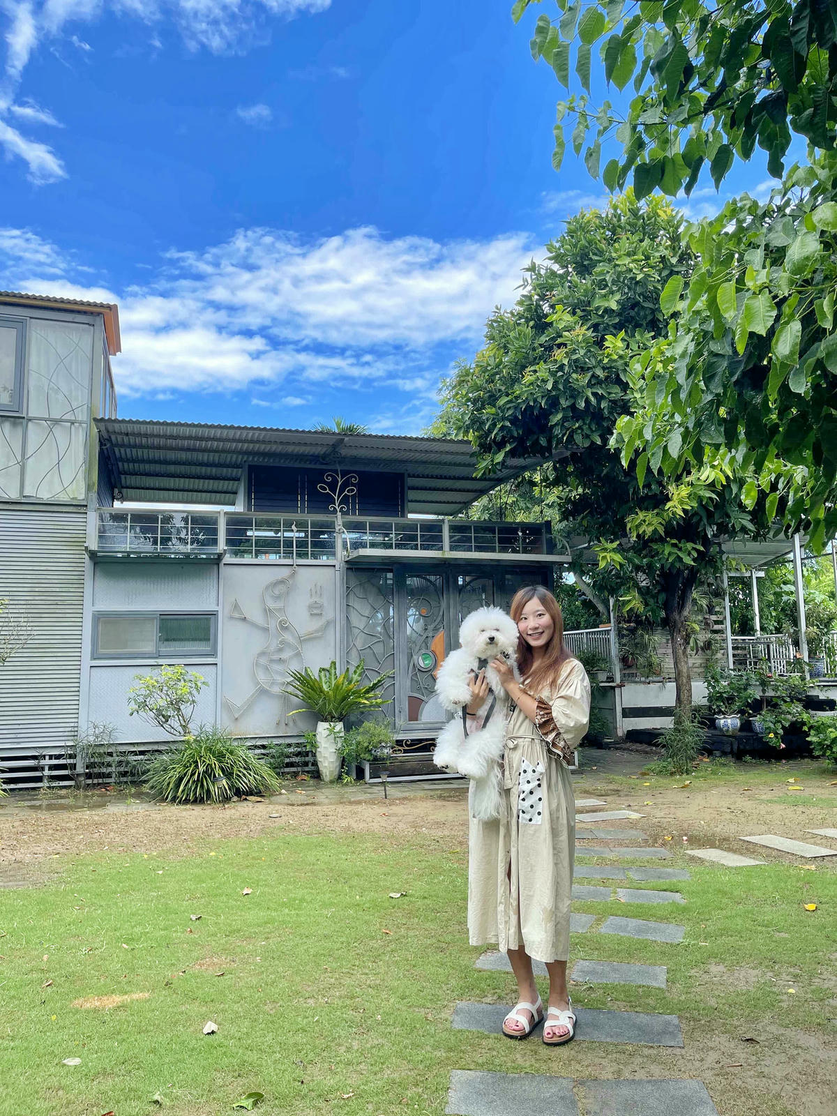 【台南住宿】葉樹民宿 Leaf House,入住被陽光及綠意環繞的獨棟庭院,樹還長在房間裡,獨立草皮、寵物友善,D房型實住分享 - 第27張圖