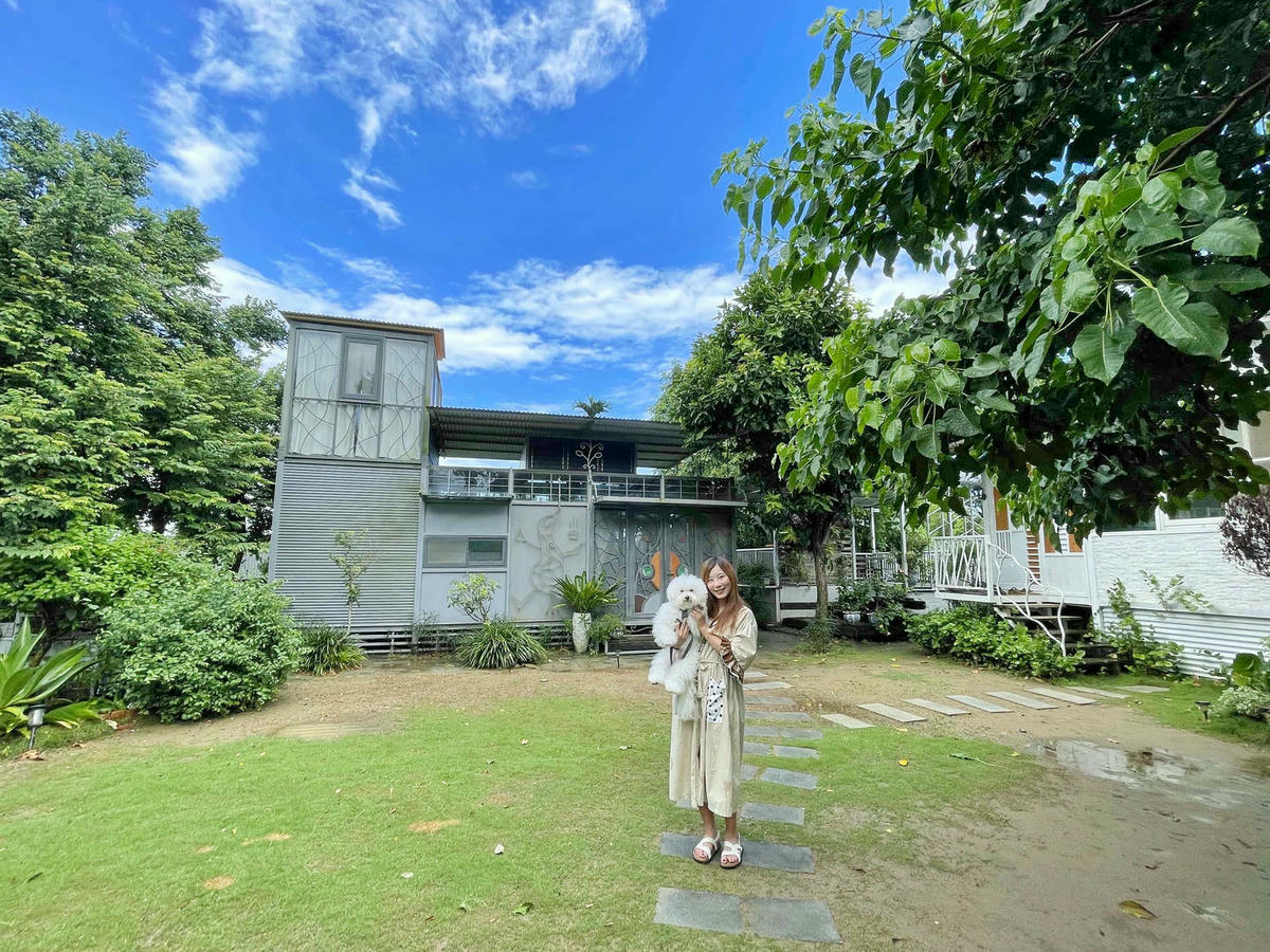 【台南住宿】葉樹民宿 Leaf House,入住被陽光及綠意環繞的獨棟庭院,樹還長在房間裡,獨立草皮、寵物友善,D房型實住分享 - 第10張圖
