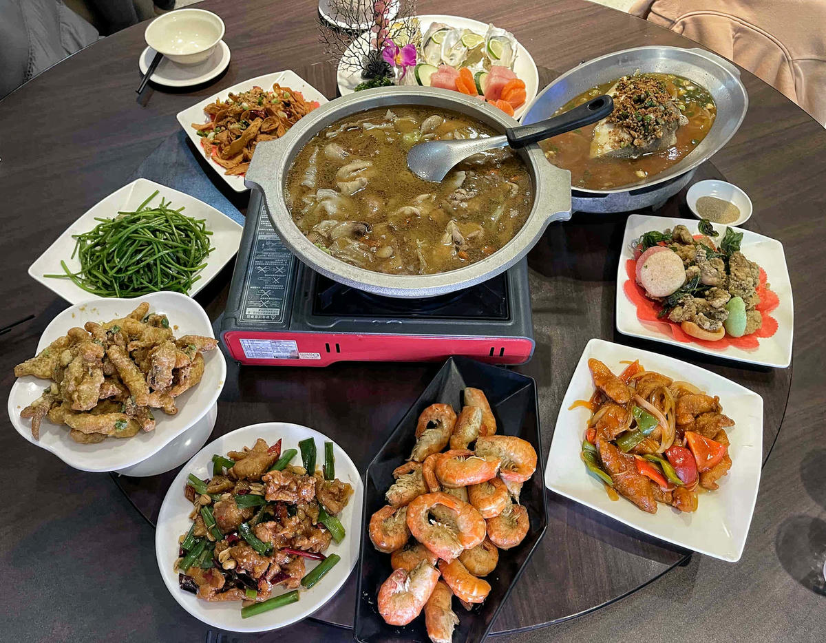 【新北泰山美食】澎派海鮮熱炒,還可不限時歡唱KTV,歌單還超新!年菜尾牙首選餐廳「集鮮城」複合式水產餐廳。桃園機場捷運美食 - 第1張圖
