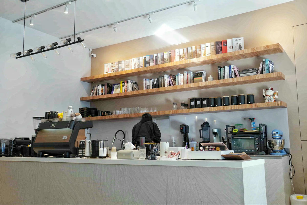 【南投美食】炭極咖啡,集集鎮上的亮點咖啡店,簡約俐落北歐風,必點乾拌麵和提拉米蘇! - 第7張圖