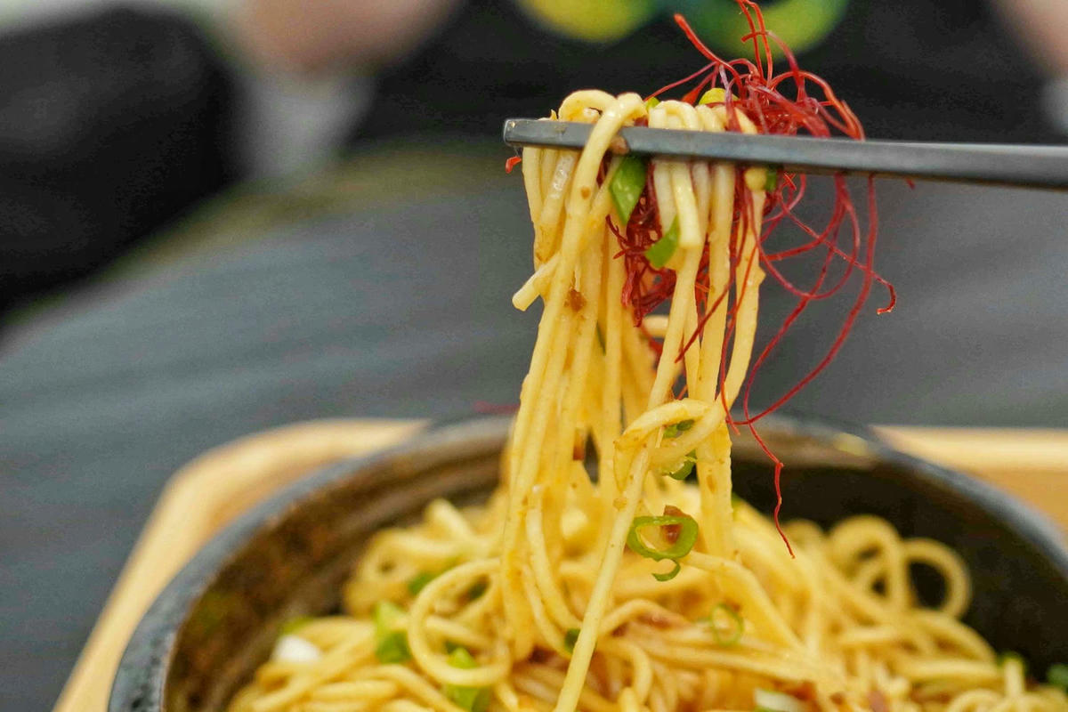 【南投美食】炭極咖啡,集集鎮上的亮點咖啡店,簡約俐落北歐風,必點乾拌麵和提拉米蘇! - 第17張圖