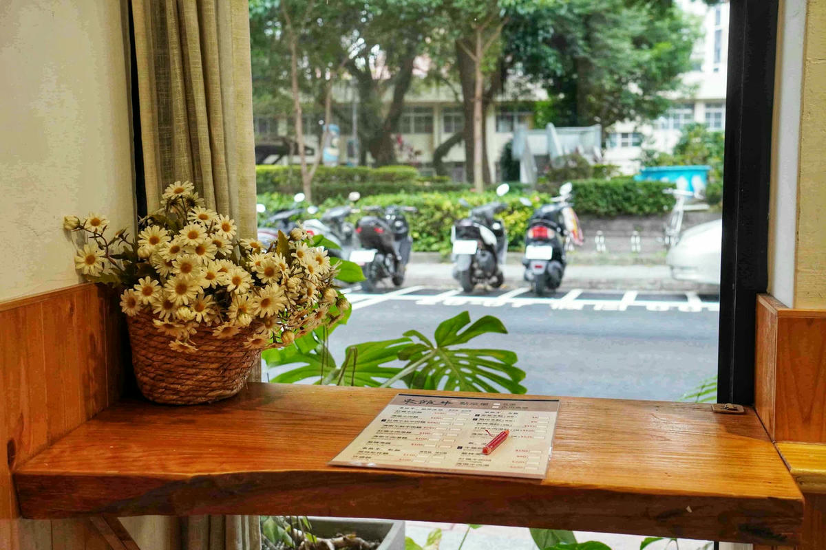 【台北中山美食】東館牛麵食館,文青復古風麵店,大塊牛頰肉、美味紅燒湯頭、特色瓢瓜水餃,還有好吃自製辣醬! - 第10張圖