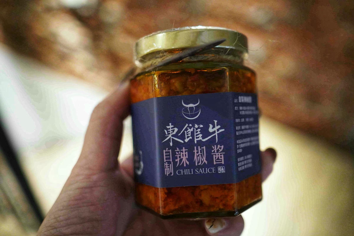 【台北中山美食】東館牛麵食館,文青復古風麵店,大塊牛頰肉、美味紅燒湯頭、特色瓢瓜水餃,還有好吃自製辣醬! - 第32張圖