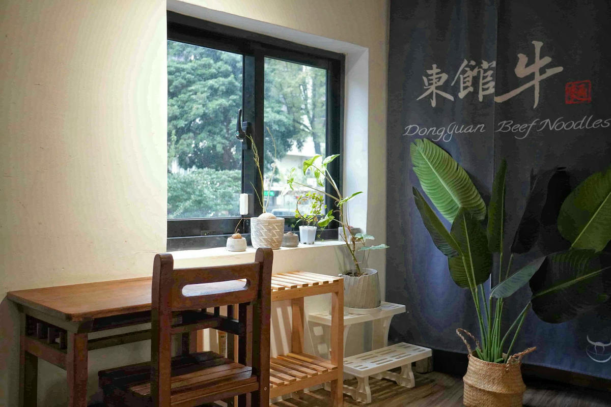【台北中山美食】東館牛麵食館,文青復古風麵店,大塊牛頰肉、美味紅燒湯頭、特色瓢瓜水餃,還有好吃自製辣醬! - 第15張圖