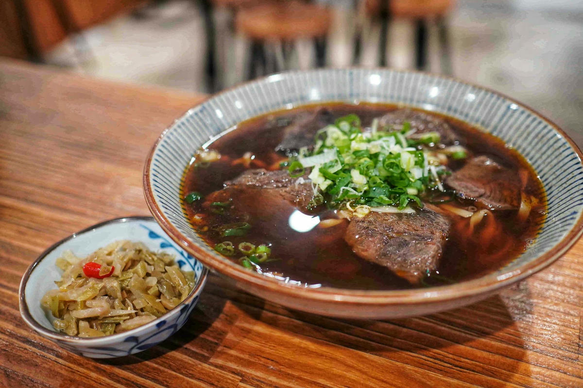 【台北中山美食】東館牛麵食館,文青復古風麵店,大塊牛頰肉、美味紅燒湯頭、特色瓢瓜水餃,還有好吃自製辣醬! - 第25張圖