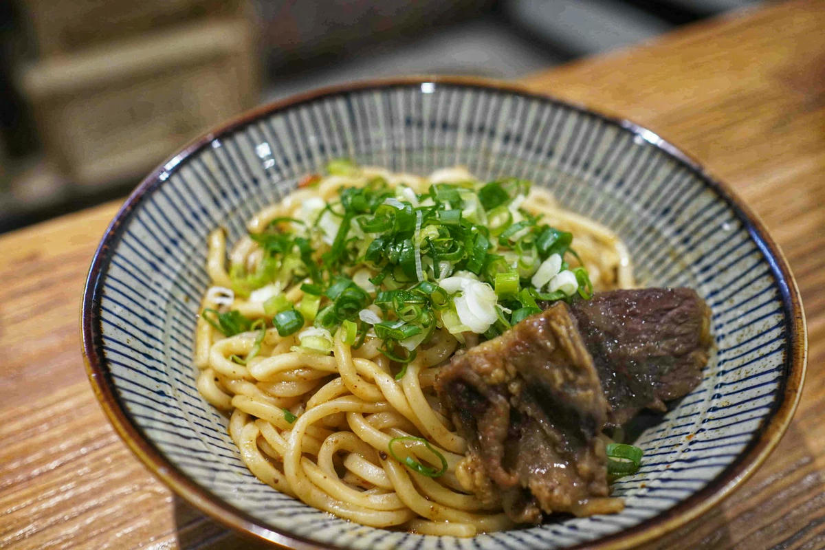 【台北中山美食】東館牛麵食館,文青復古風麵店,大塊牛頰肉、美味紅燒湯頭、特色瓢瓜水餃,還有好吃自製辣醬! - 第28張圖