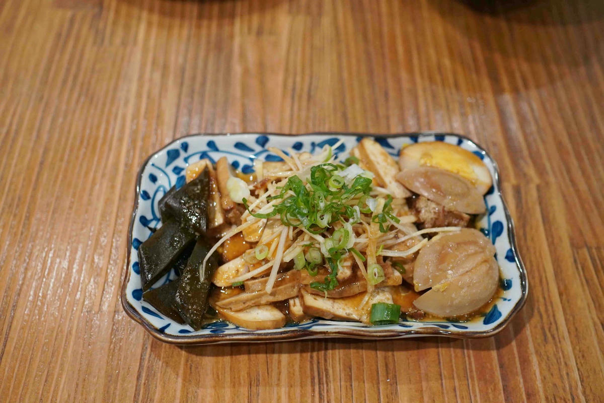 【台北中山美食】東館牛麵食館,文青復古風麵店,大塊牛頰肉、美味紅燒湯頭、特色瓢瓜水餃,還有好吃自製辣醬! - 第37張圖