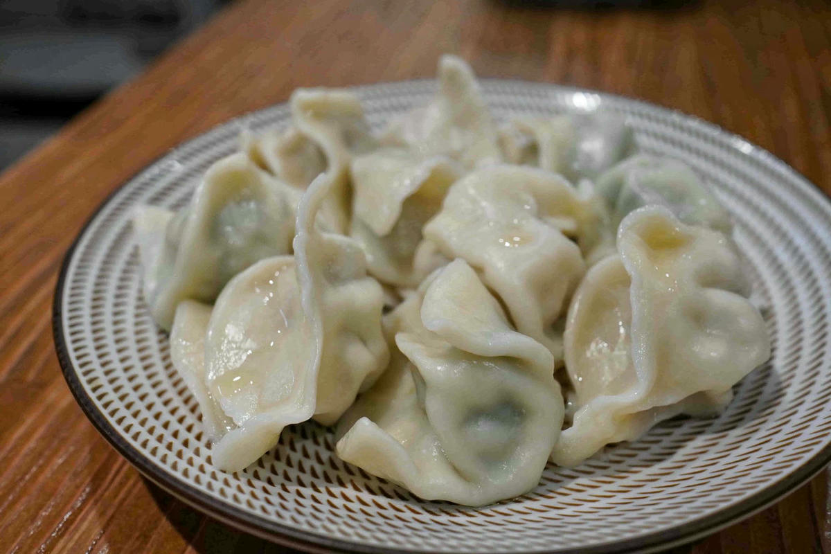 【台北中山美食】東館牛麵食館,文青復古風麵店,大塊牛頰肉、美味紅燒湯頭、特色瓢瓜水餃,還有好吃自製辣醬! - 第33張圖