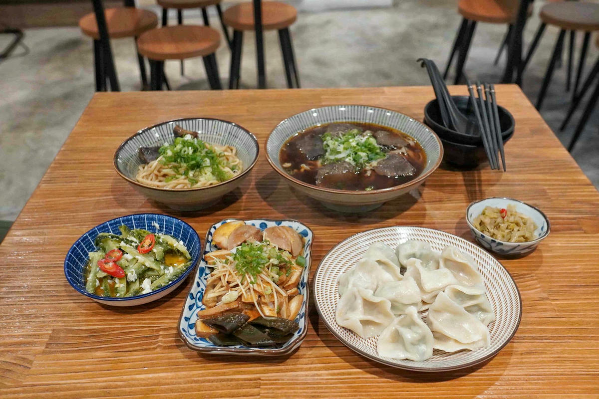【台北中山美食】東館牛麵食館,文青復古風麵店,大塊牛頰肉、美味紅燒湯頭、特色瓢瓜水餃,還有好吃自製辣醬! - 第2張圖