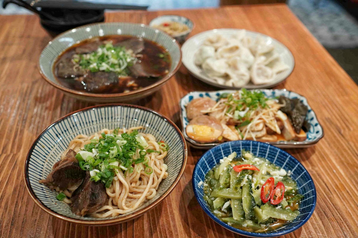 【台北中山美食】東館牛麵食館,文青復古風麵店,大塊牛頰肉、美味紅燒湯頭、特色瓢瓜水餃,還有好吃自製辣醬! - 第24張圖