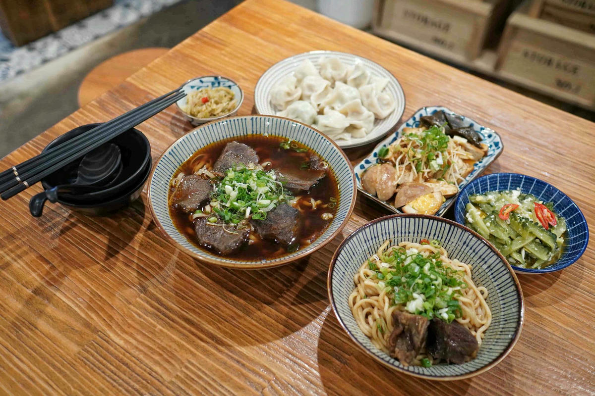 【台北中山美食】東館牛麵食館,文青復古風麵店,大塊牛頰肉、美味紅燒湯頭、特色瓢瓜水餃,還有好吃自製辣醬! - 第39張圖